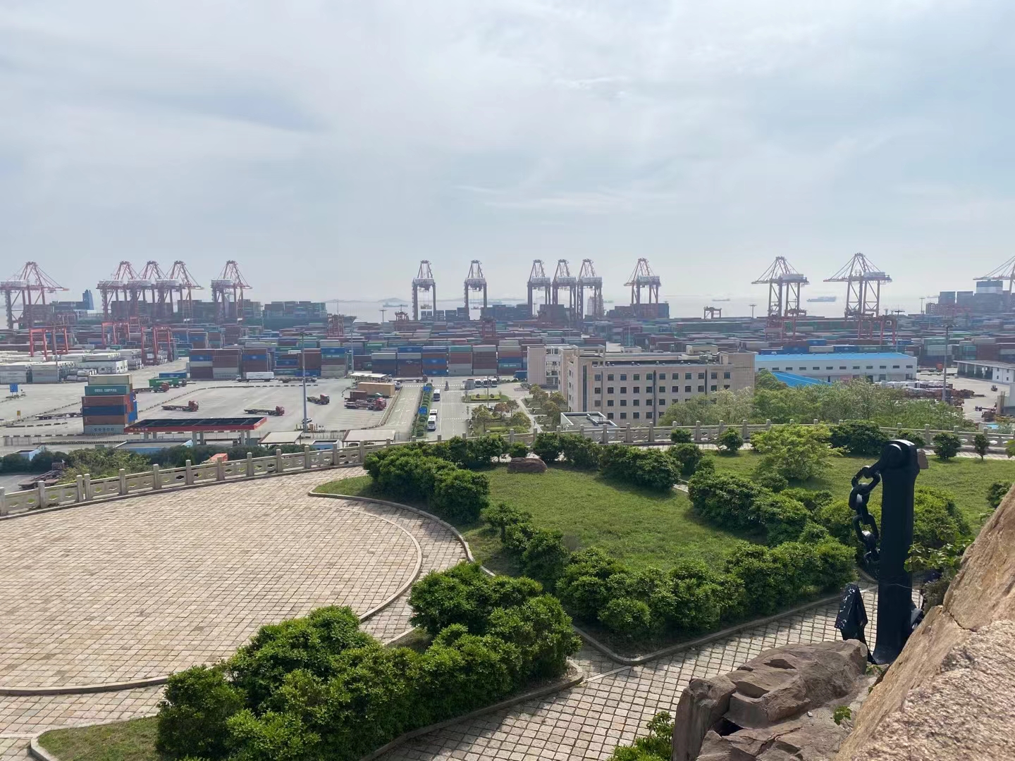 Die Lieferung verzögert sich und die Häfen sind überfüllt.