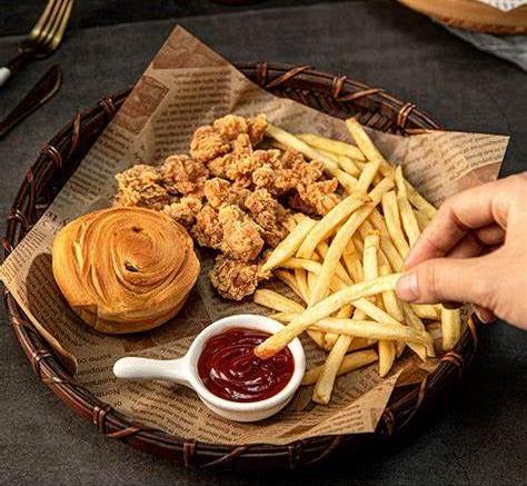 Anwendung von Silikon-Trennbeschichtung auf Backpapier